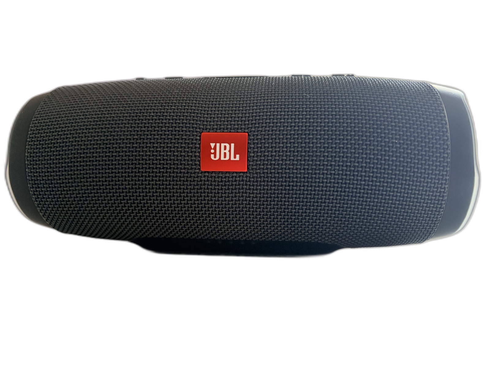 Altavoz JBL sobre fondo blanco puro